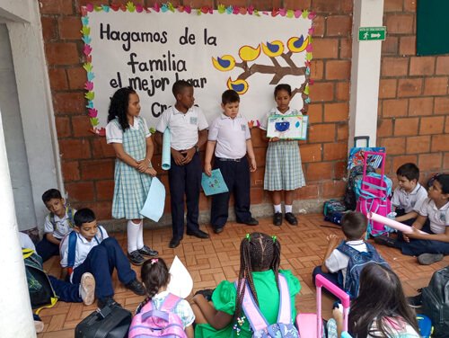 estudiantes-haciendo-una-presentacion