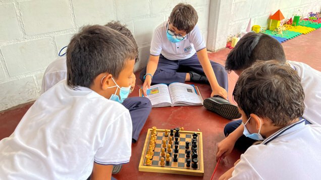 estudiantes-jardin-talentos-jugando-ajedrez-y-leyendo