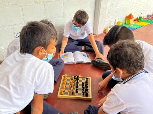 estudiantes-jugando-ajedrez-y-leyendo