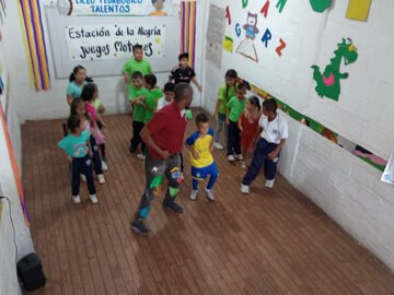 niños-en-actividad-de-baile-juegos-motores